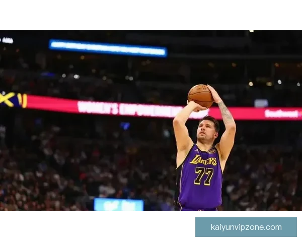 湖人首节崩盘大比分落后雷霆 东契奇状态低迷里夫斯伤情成疑